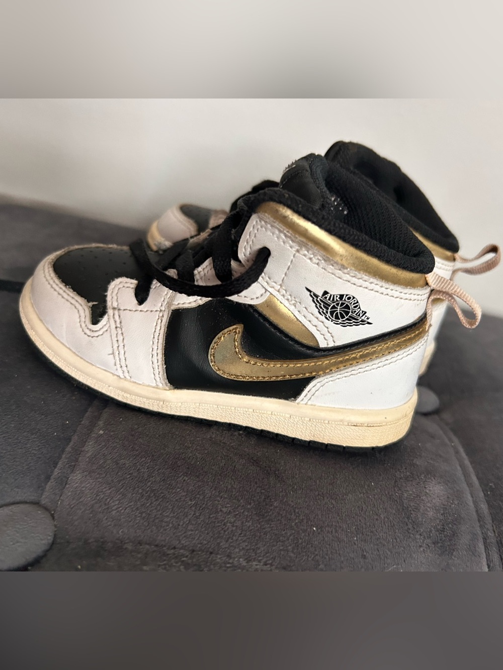 Nike Air Jordan 1 Retro Boys Size 8C Black Athletic Basketball Shoes Sneakers